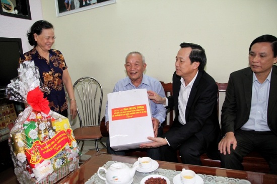 Tặng quà Tết cho hơn 2 triệu người có công